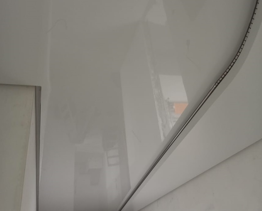 Глянцевый натяжной потолок на кухню